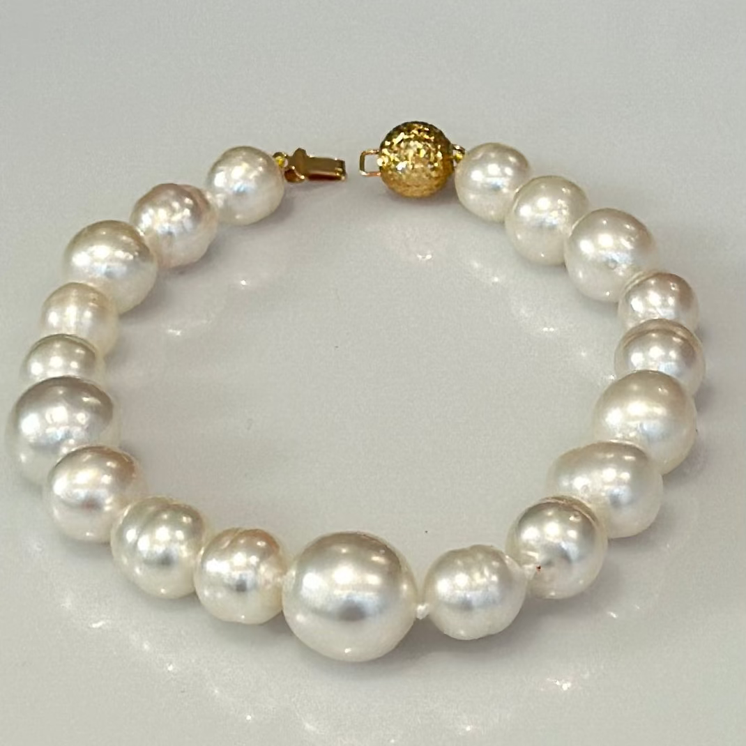 South Sea Pearl Bracelet with 9ct yellow gold clasp.