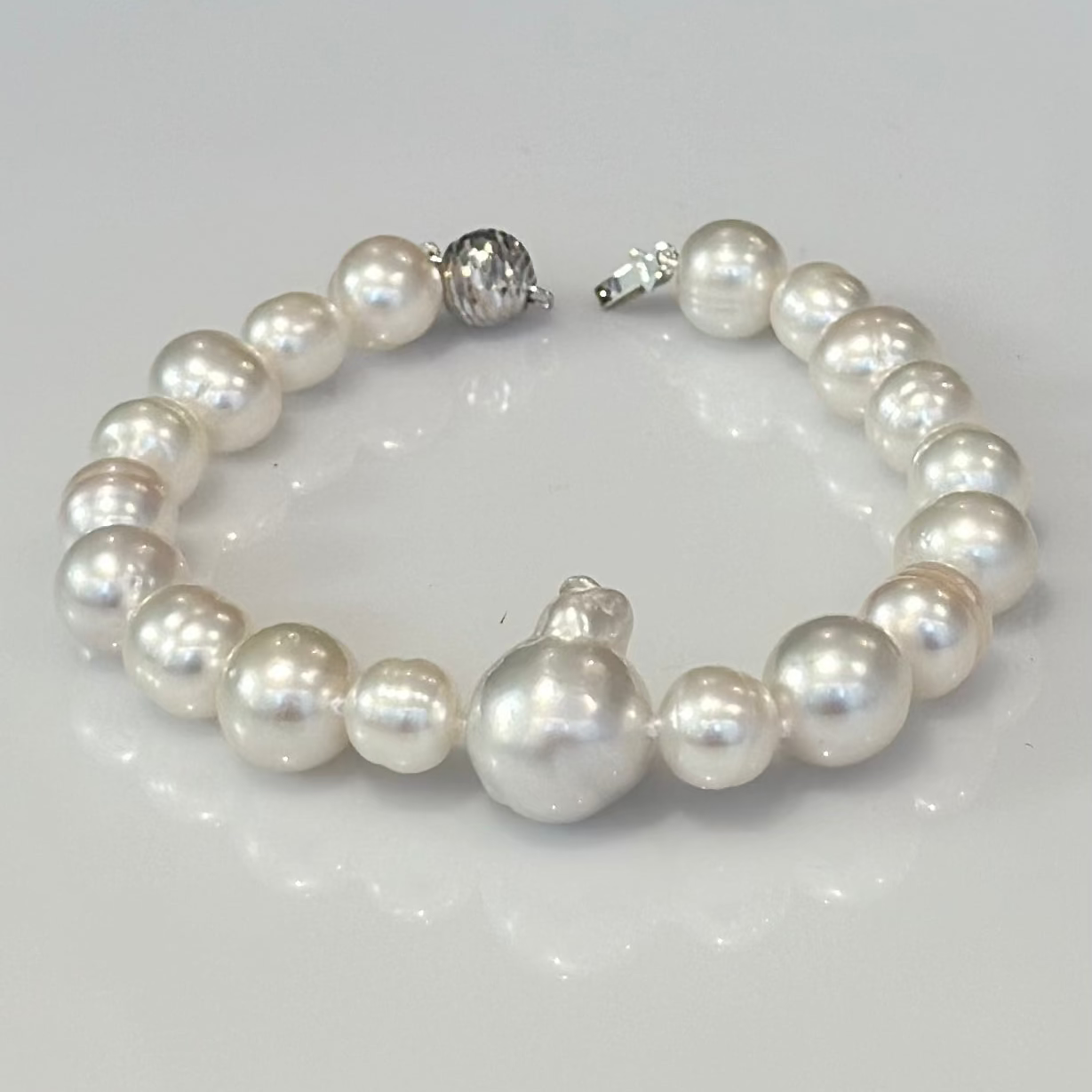South Sea Pearl Bracelet with 9ct white gold clasp